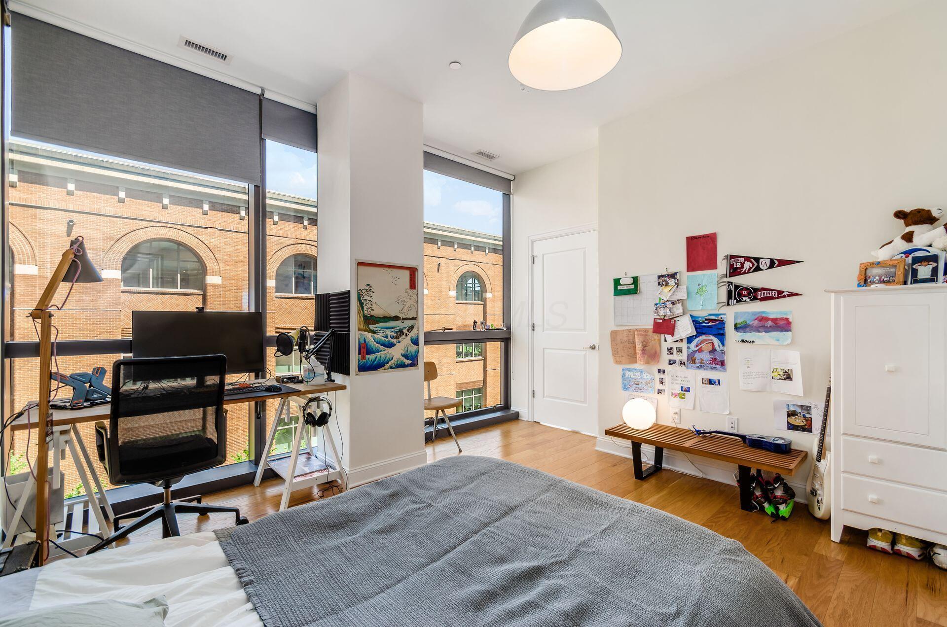 250 W Spring Street, 522