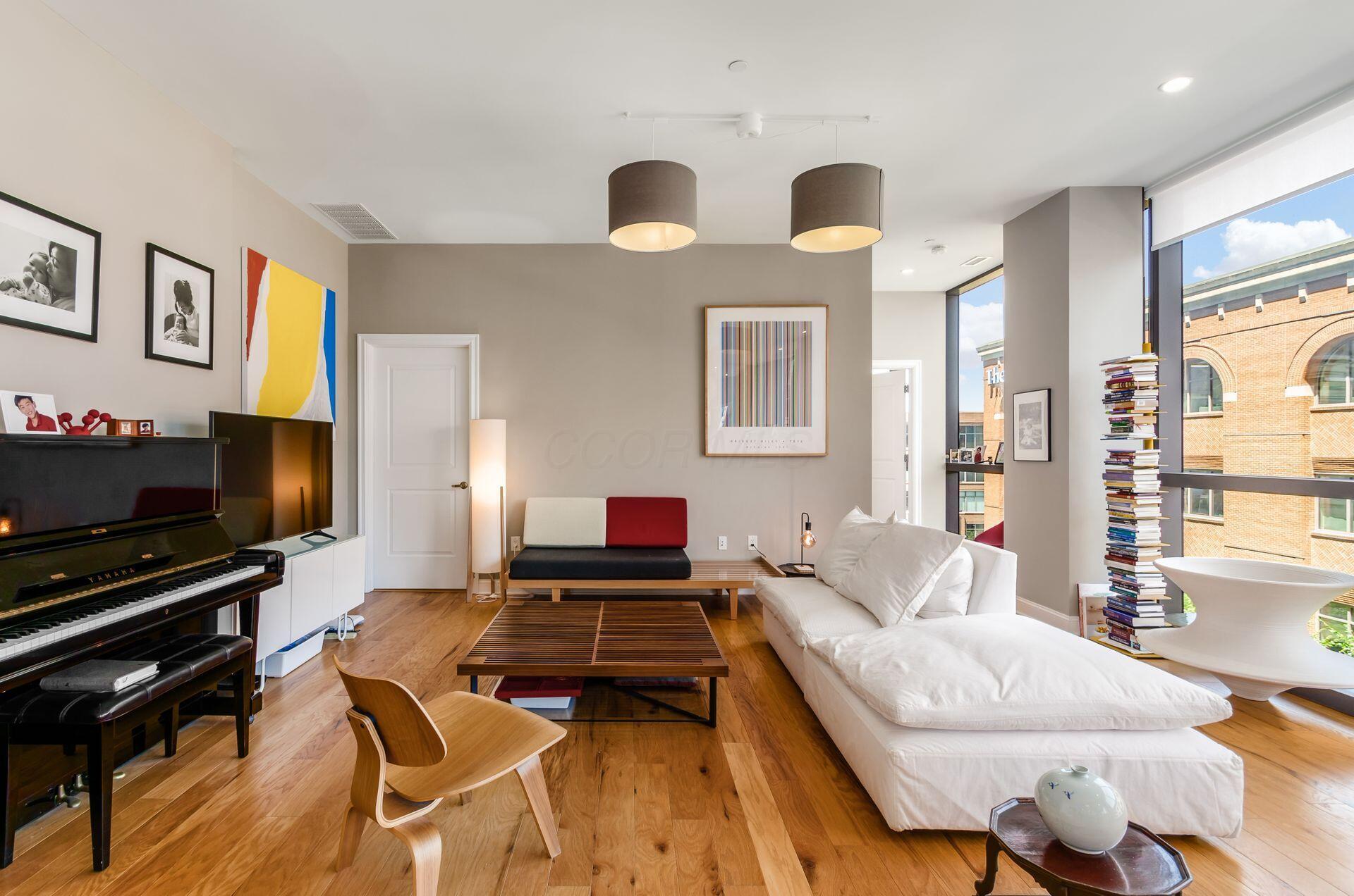 250 W Spring Street, 522