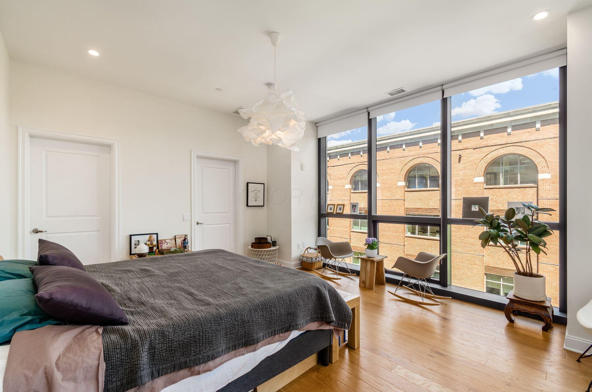 250 W Spring Street, 522