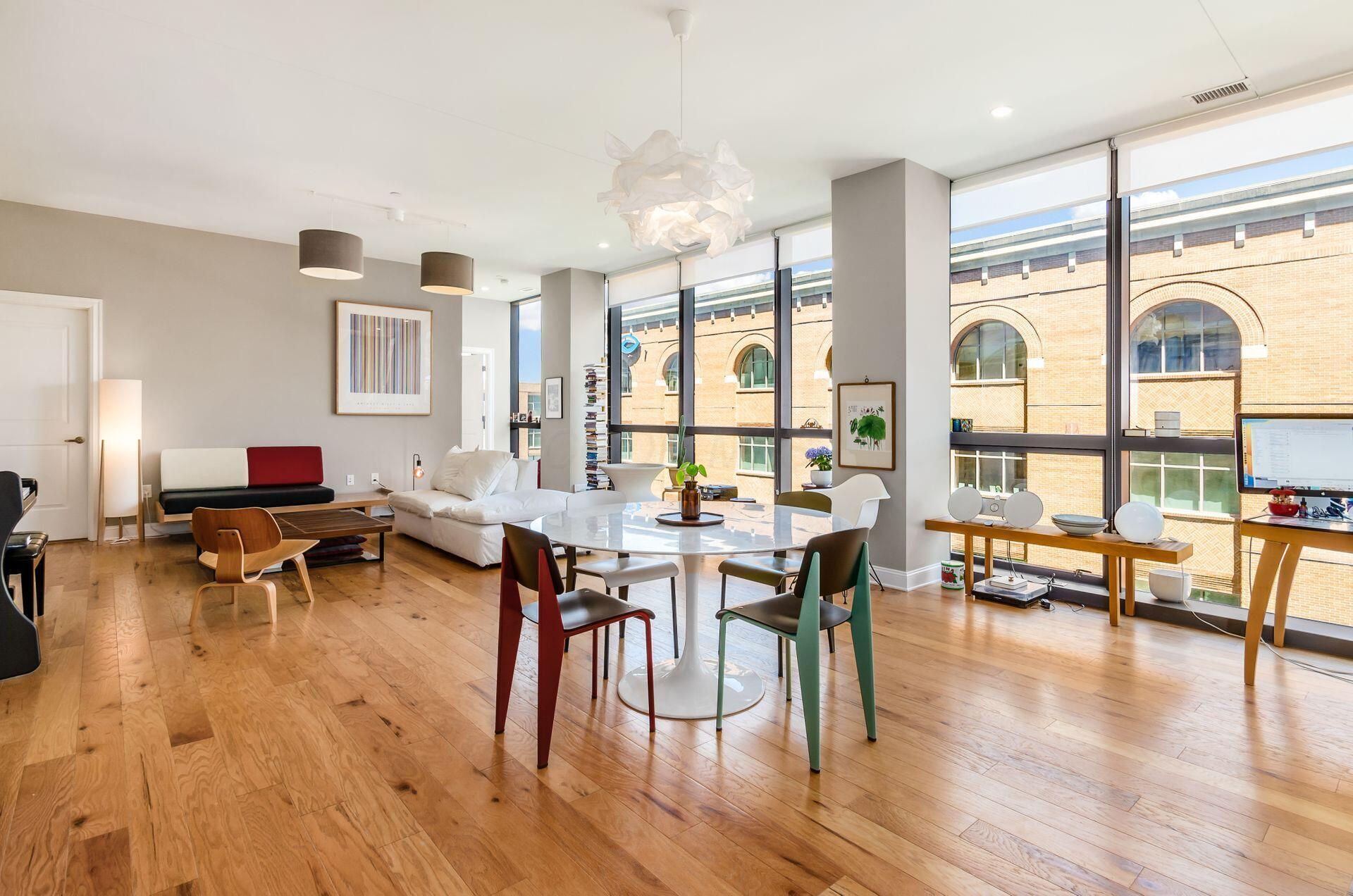 250 W Spring Street, 522