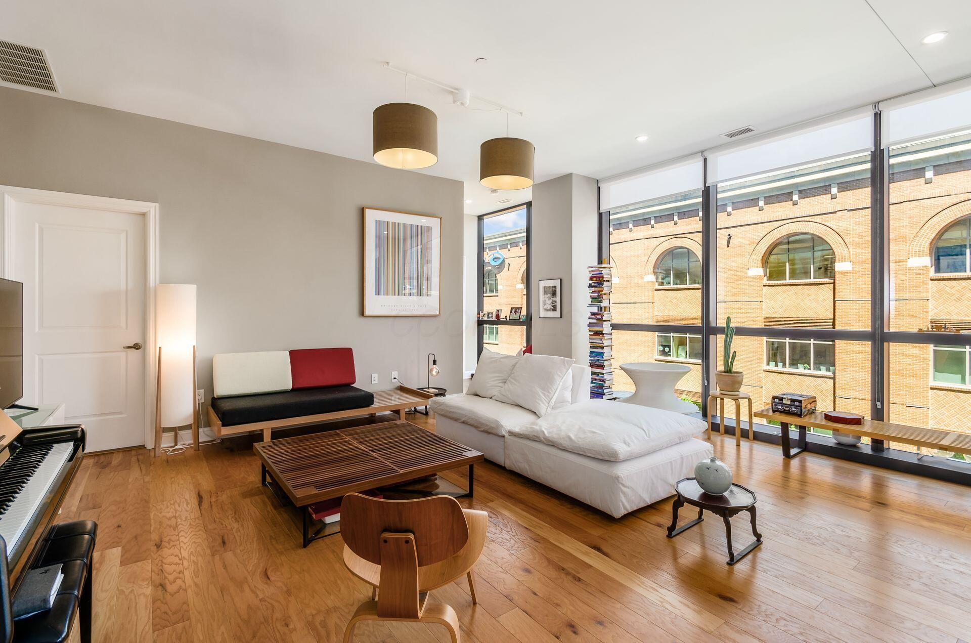 250 W Spring Street, 522