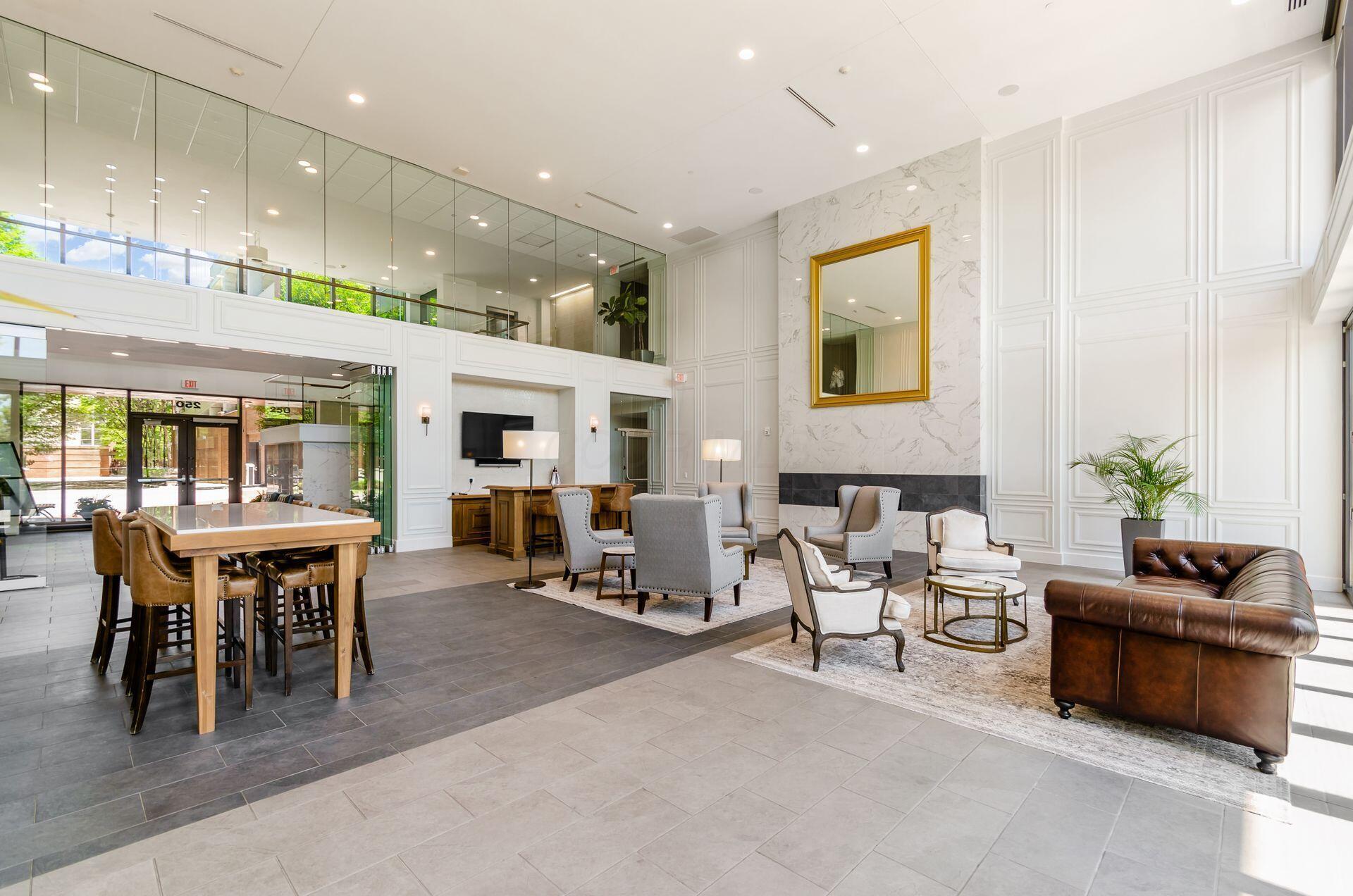 250 W Spring Street, 522