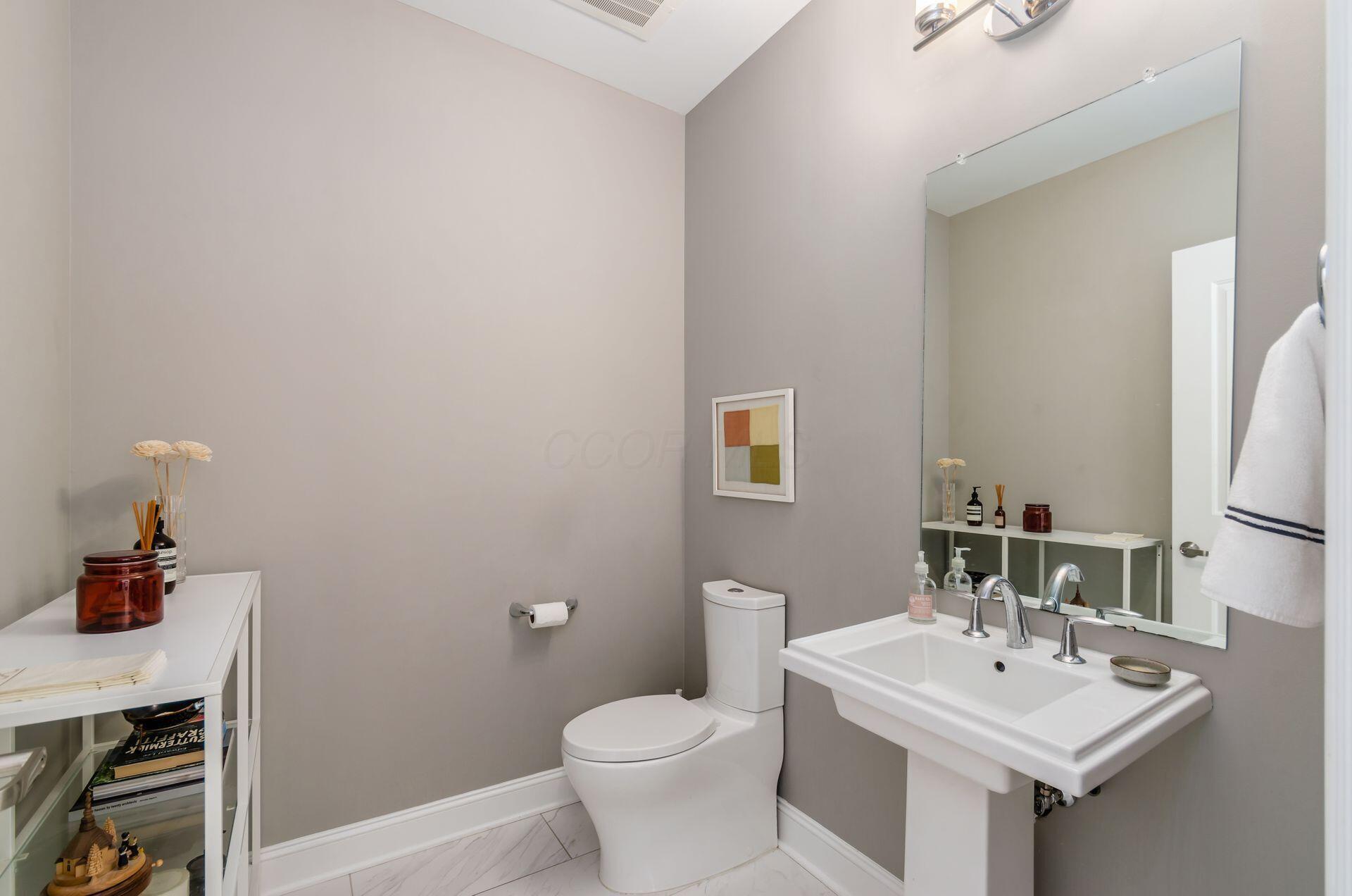 250 W Spring Street, 522