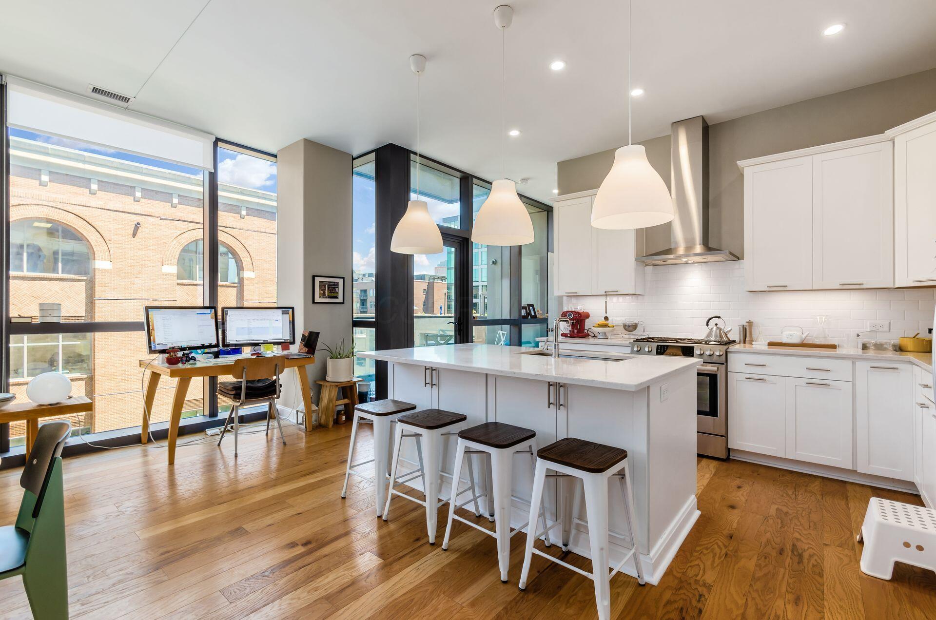 250 W Spring Street, 522