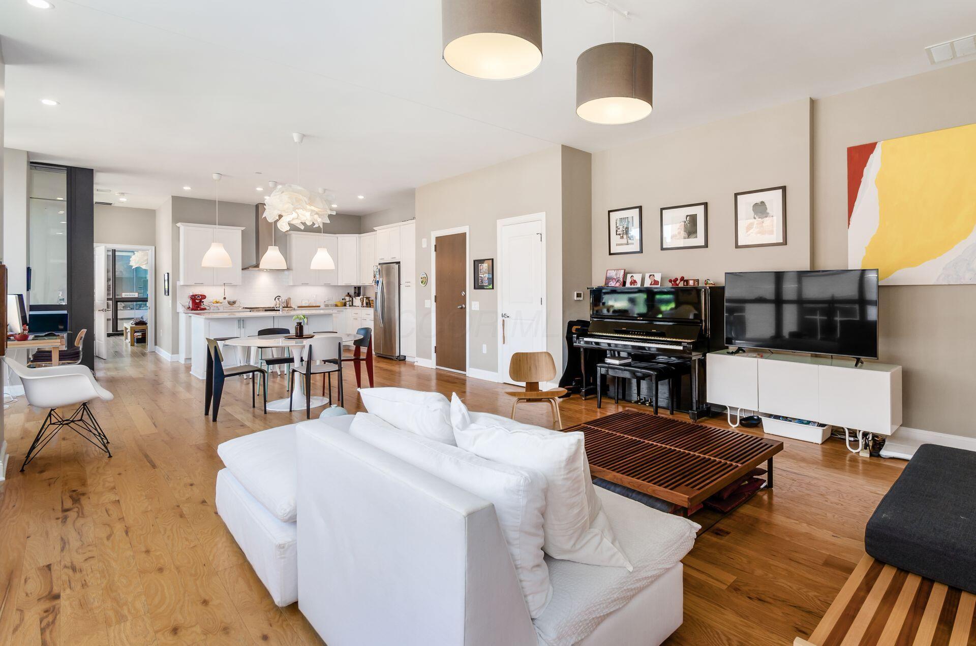 250 W Spring Street, 522