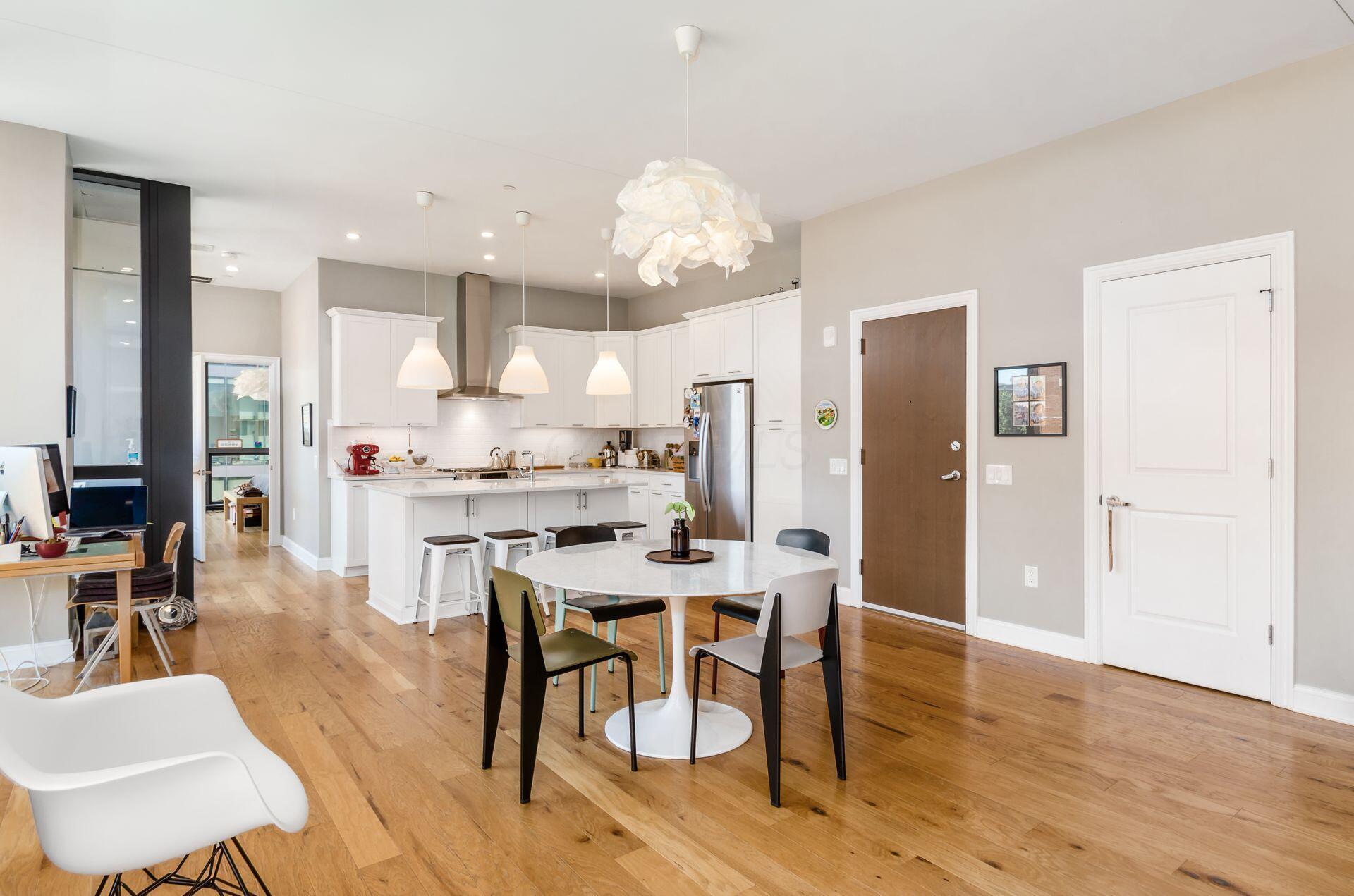 250 W Spring Street, 522