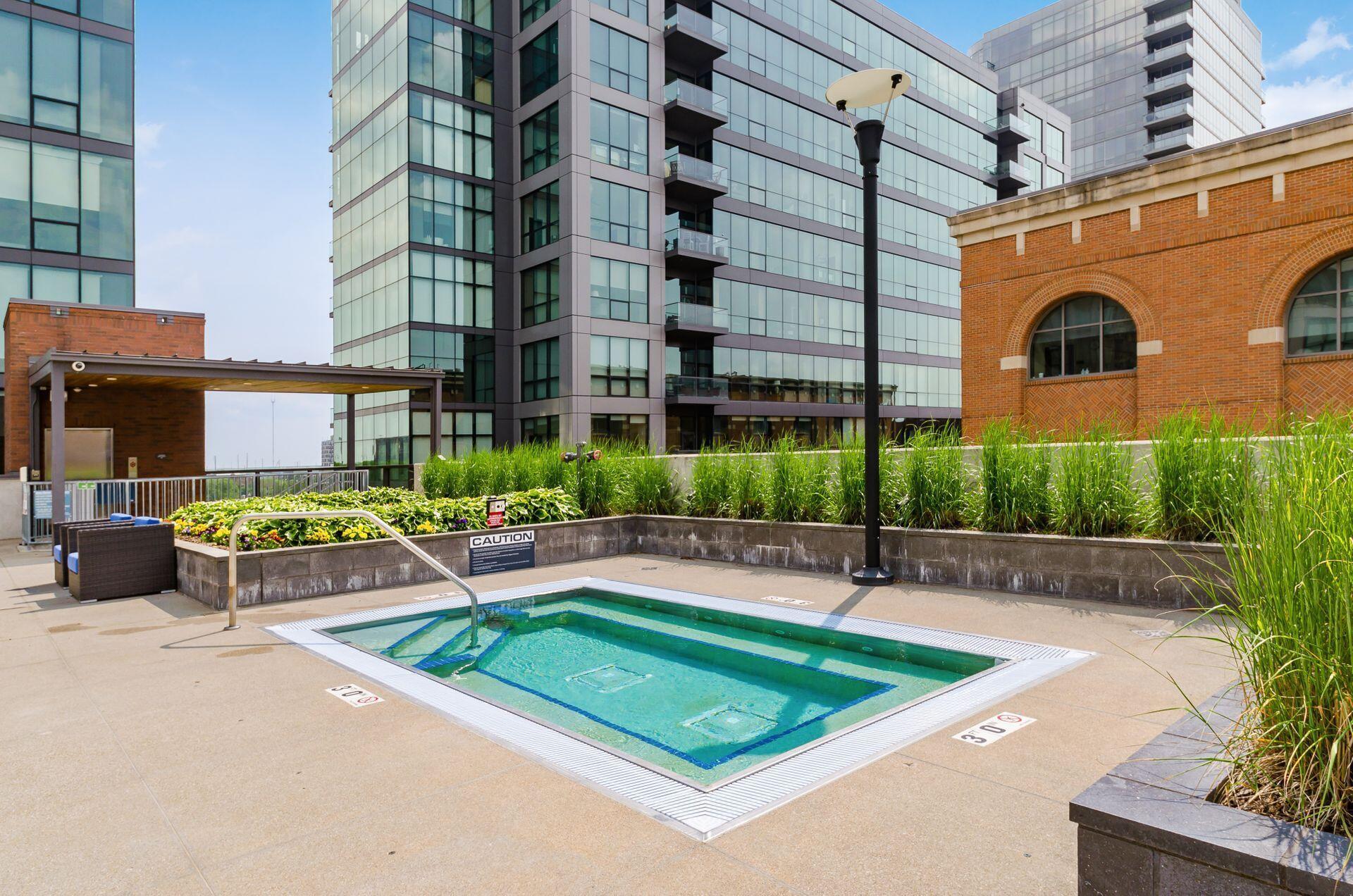 250 W Spring Street, 522