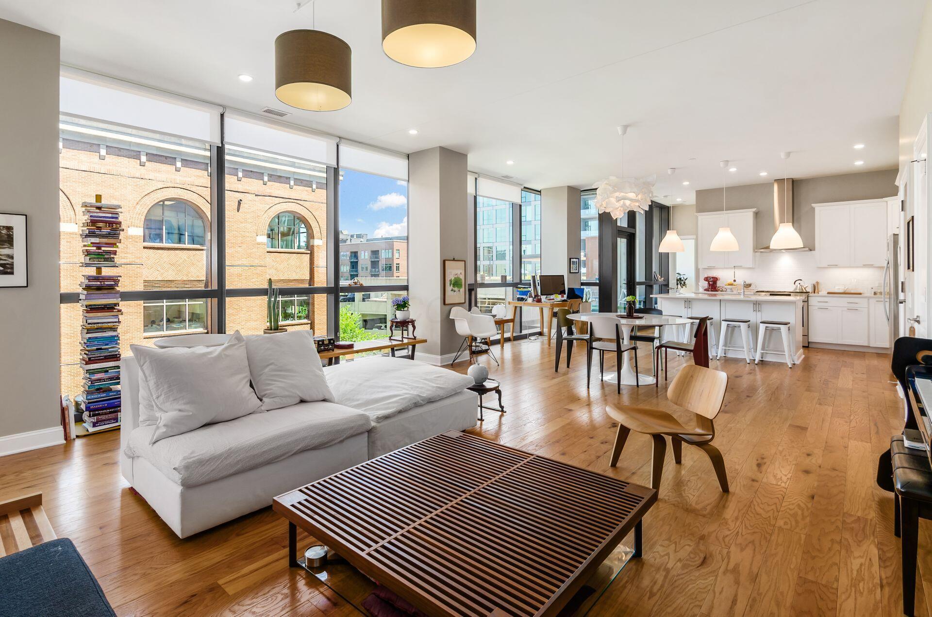 250 W Spring Street, 522