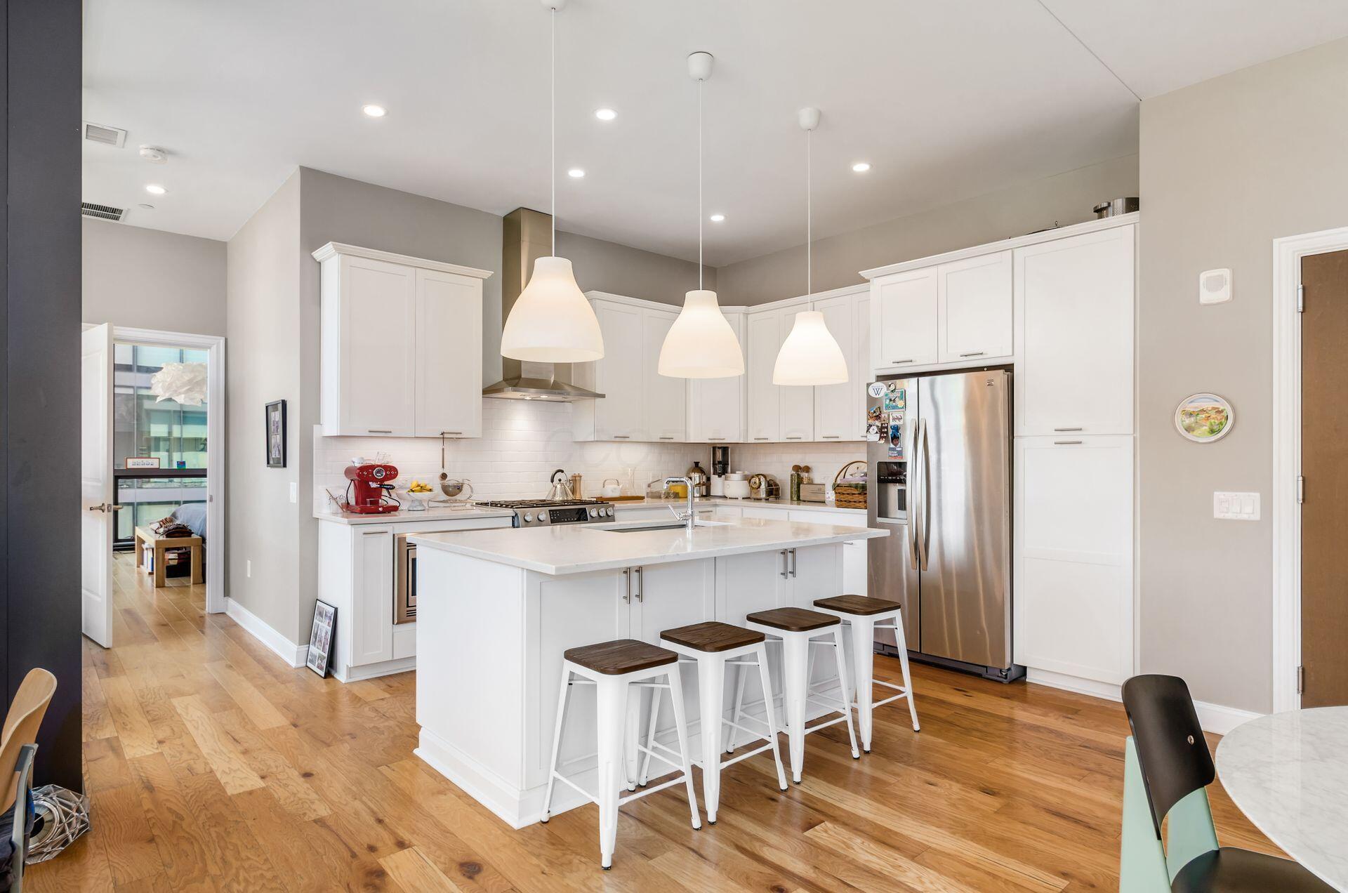 250 W Spring Street, 522