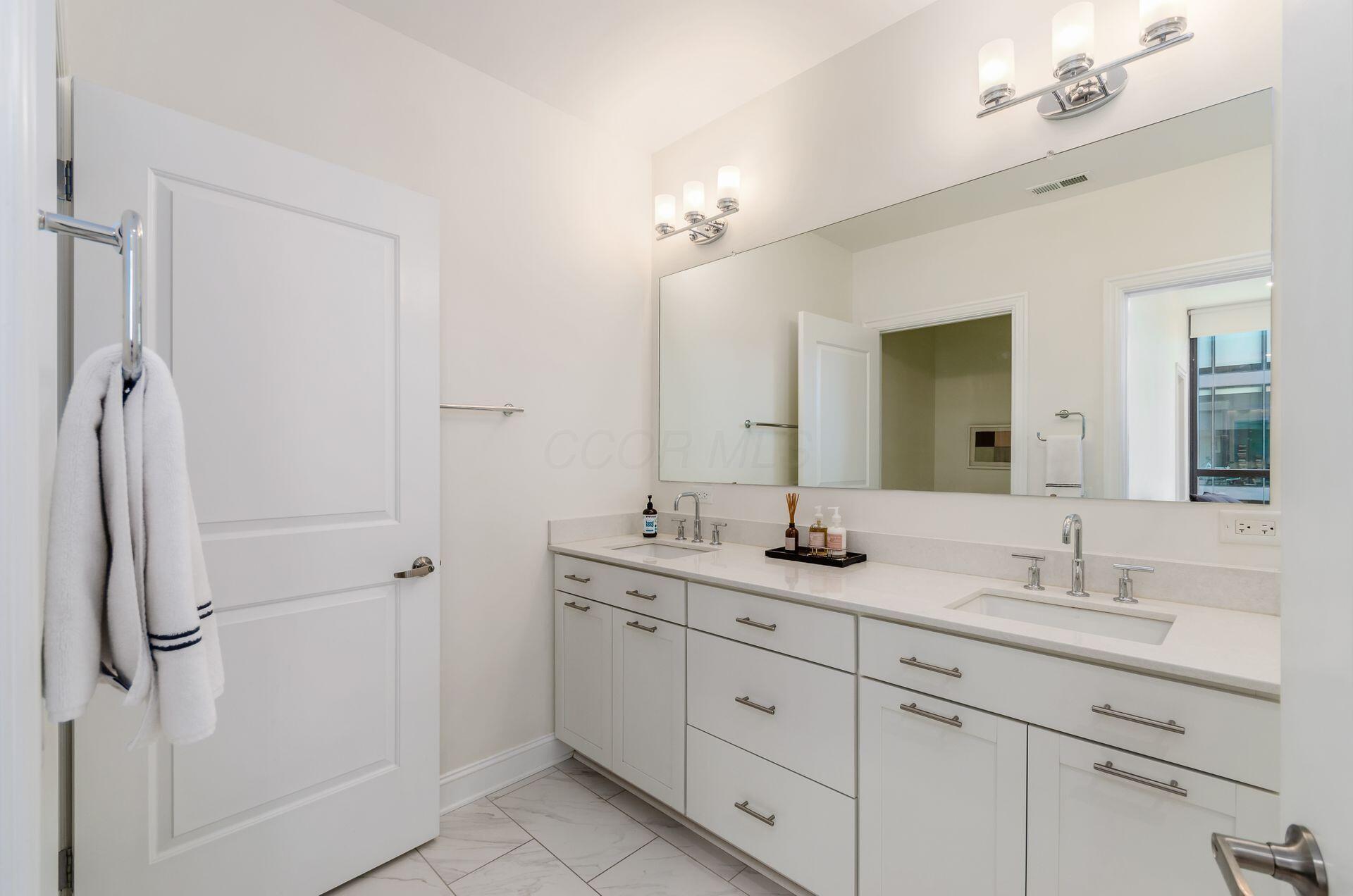 250 W Spring Street, 522