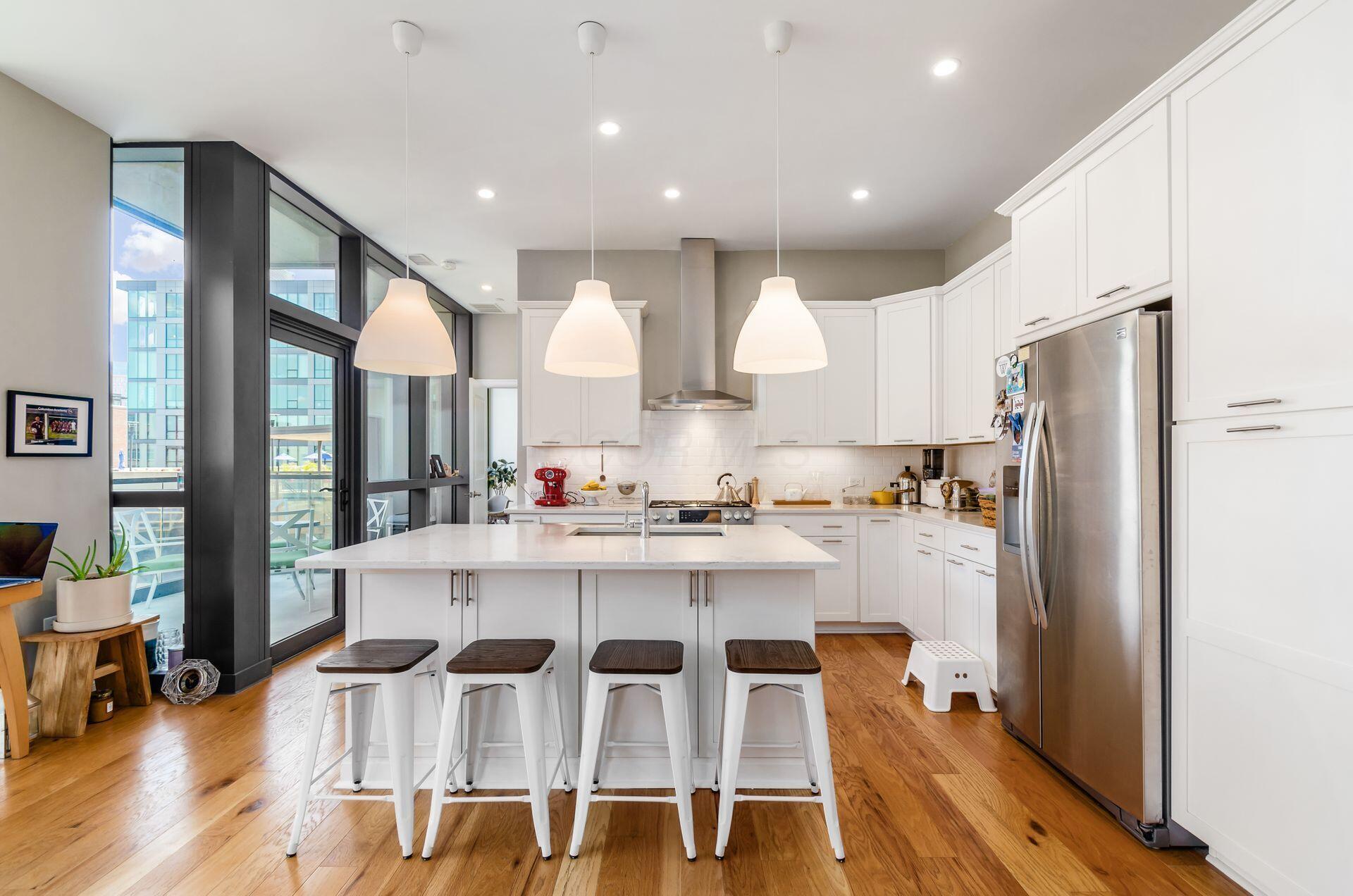 250 W Spring Street, 522