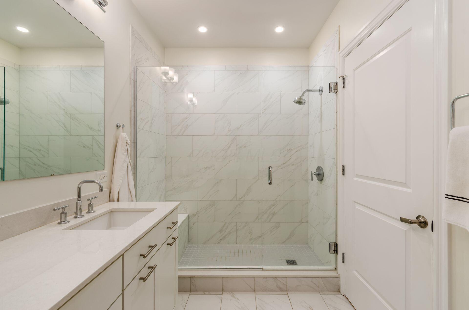 250 W Spring Street, 522