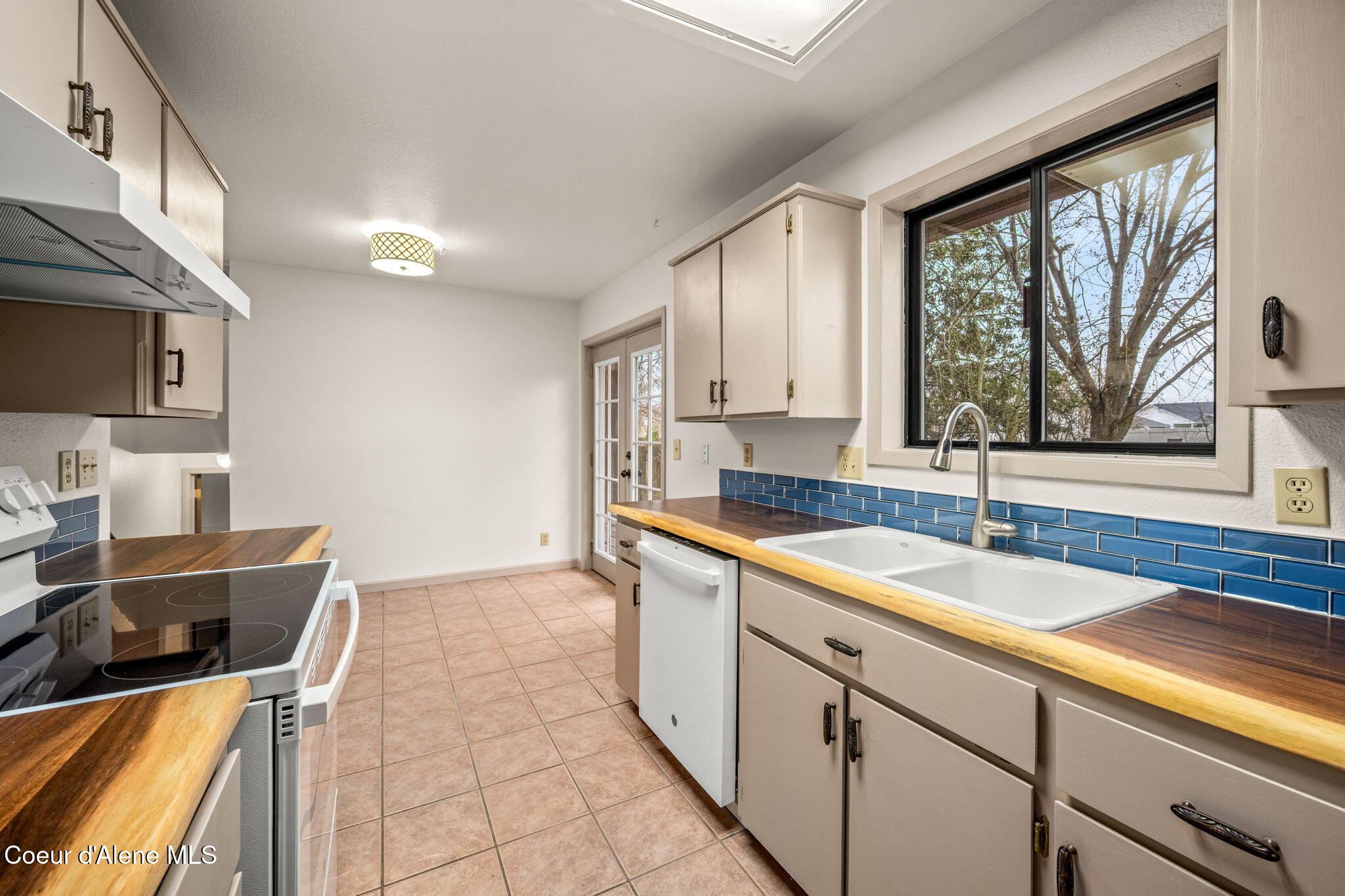 2020 W James Crowe DR