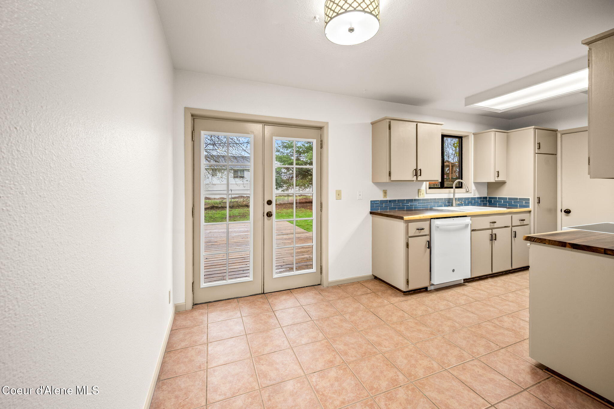 2020 W James Crowe DR