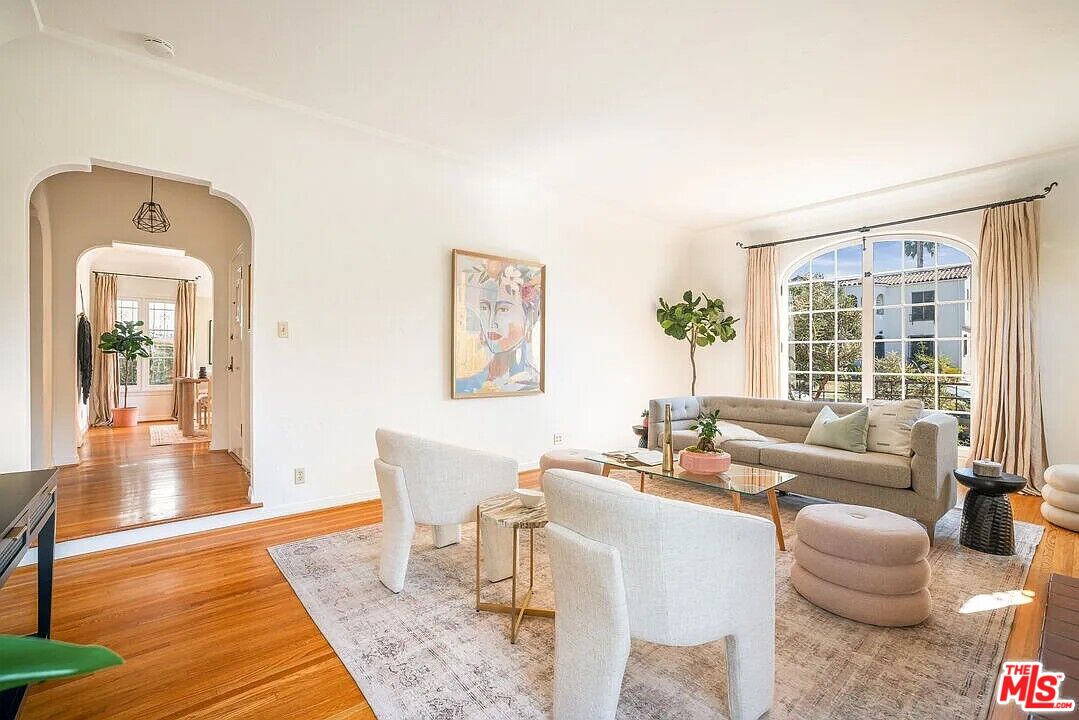 833 S Curson Ave
