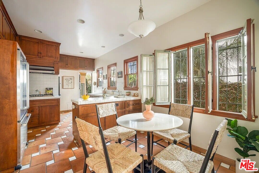 833 S Curson Ave