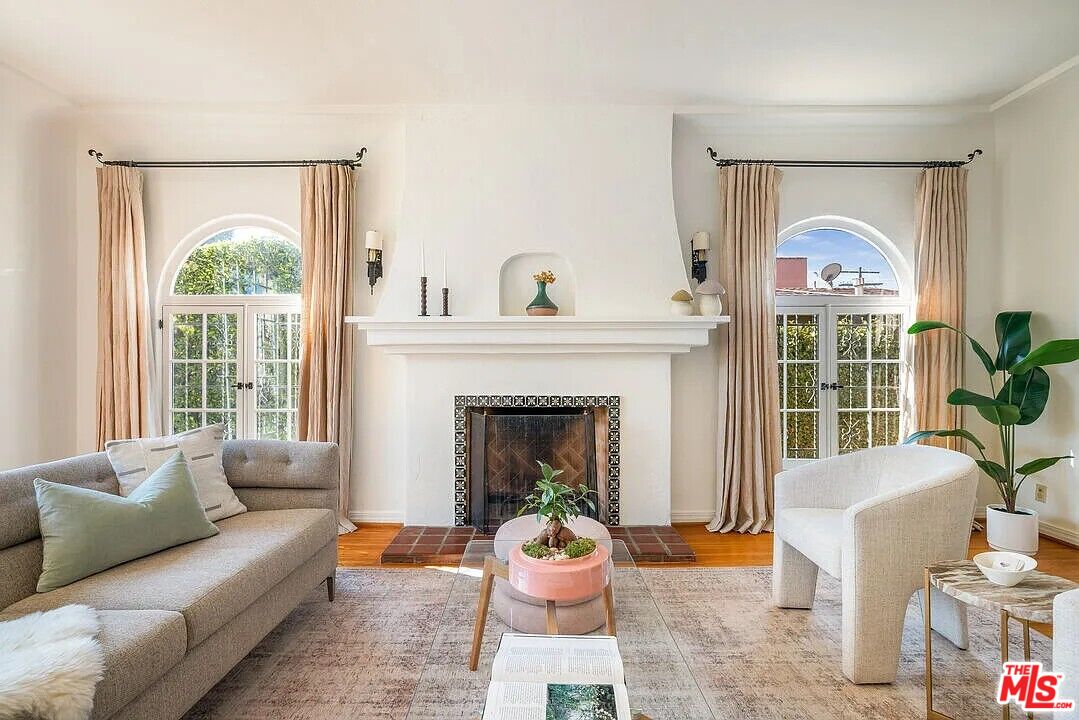 833 S Curson Ave