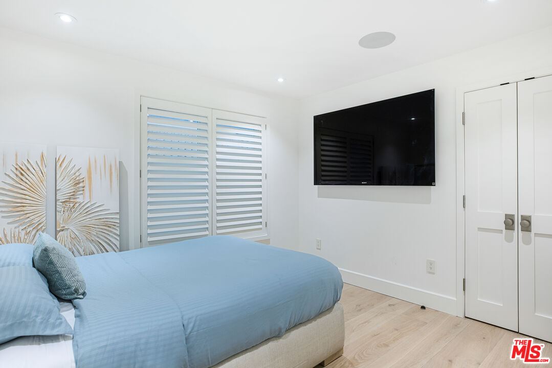 1347 Palisades Beach Rd