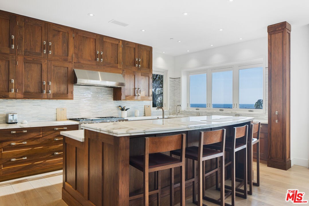 1347 Palisades Beach Rd