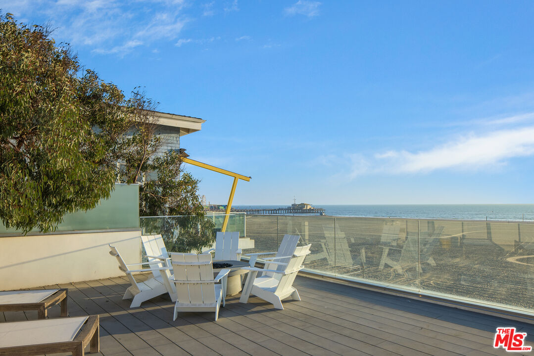 1347 Palisades Beach Rd