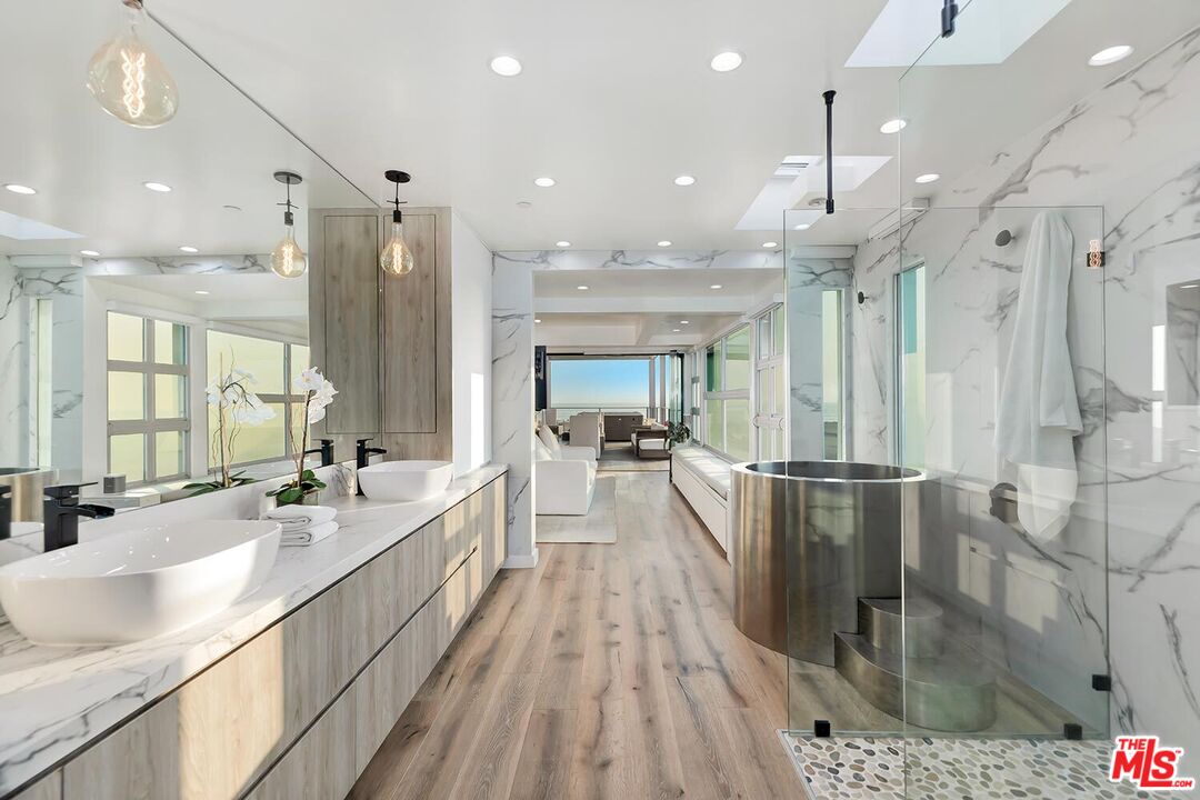 1255 Palisades Beach Rd