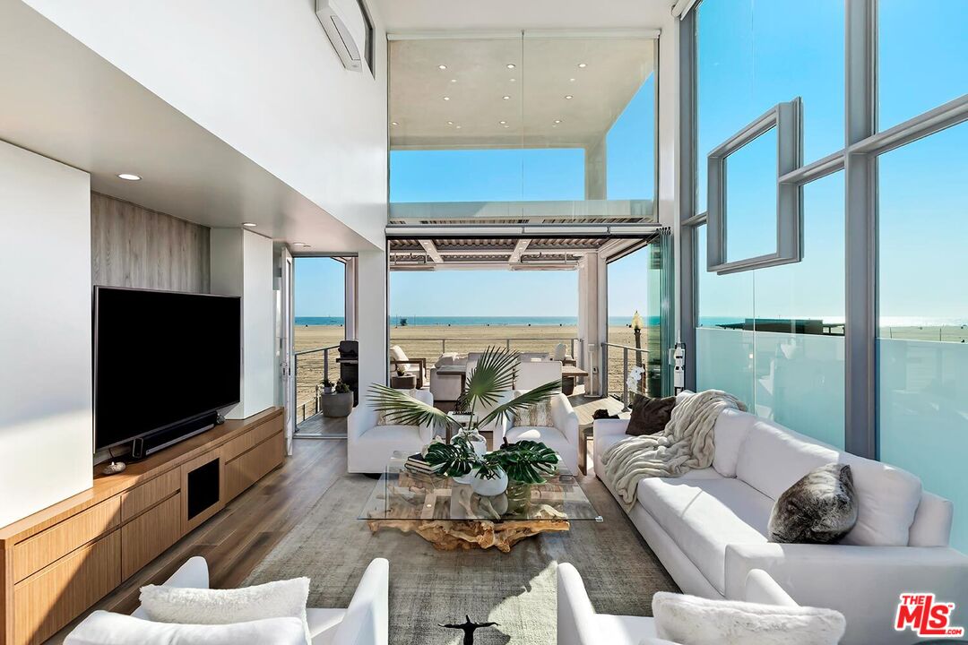 1255 Palisades Beach Rd