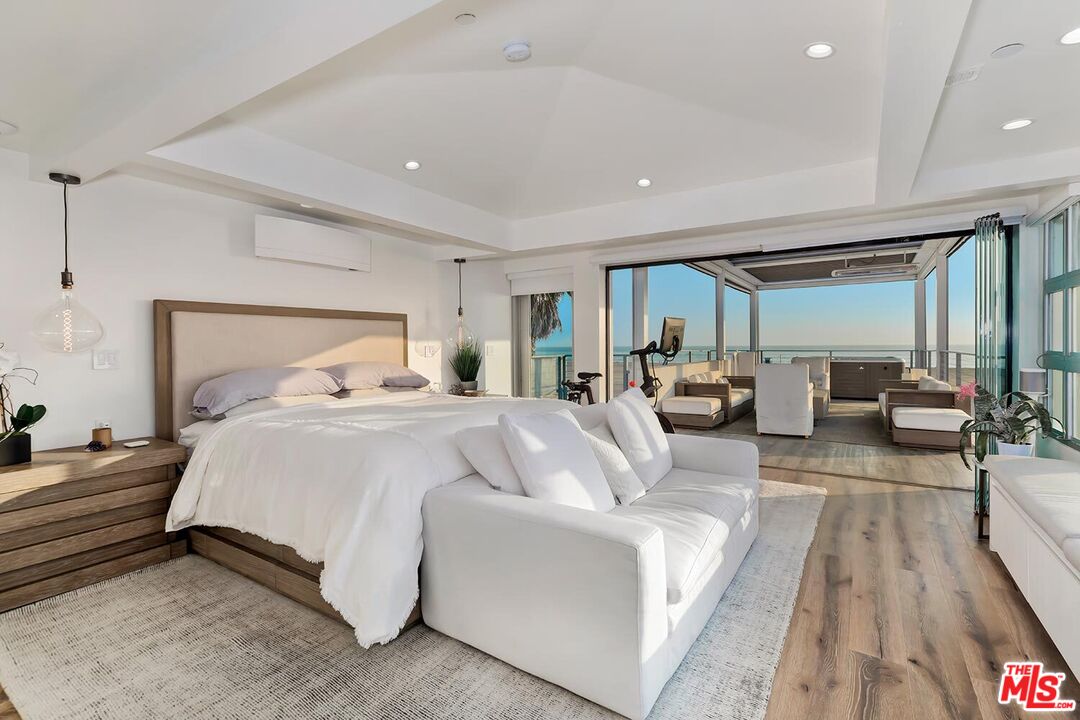 1255 Palisades Beach Rd