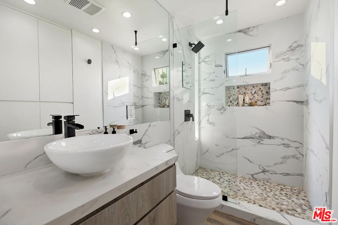 1255 Palisades Beach Rd