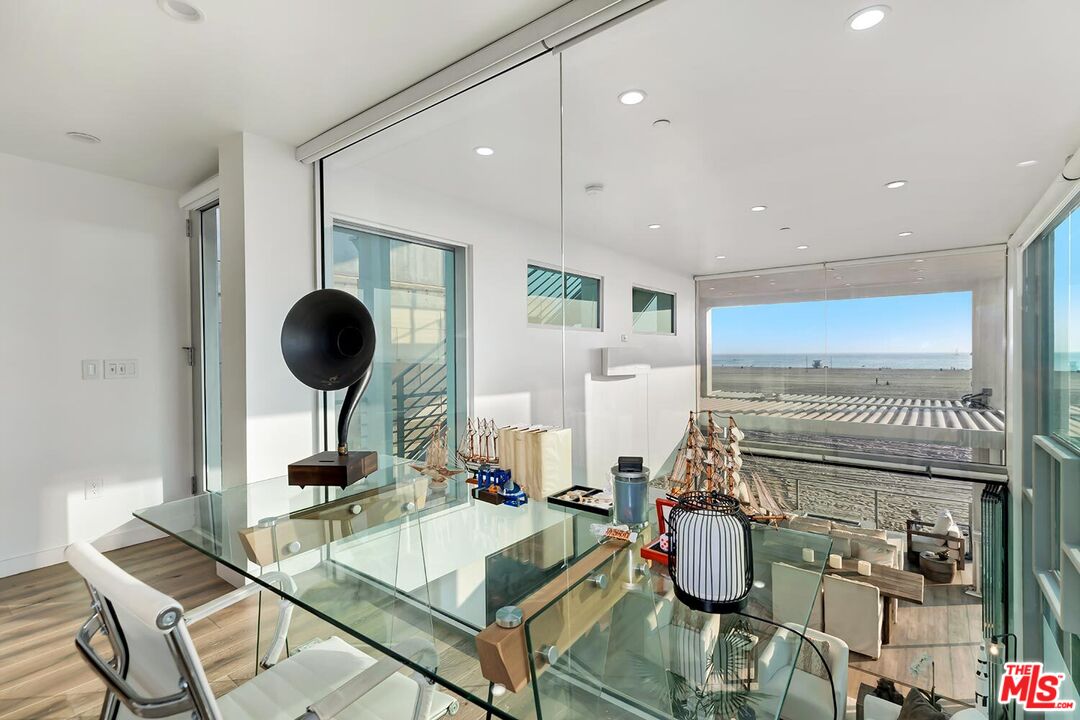1255 Palisades Beach Rd