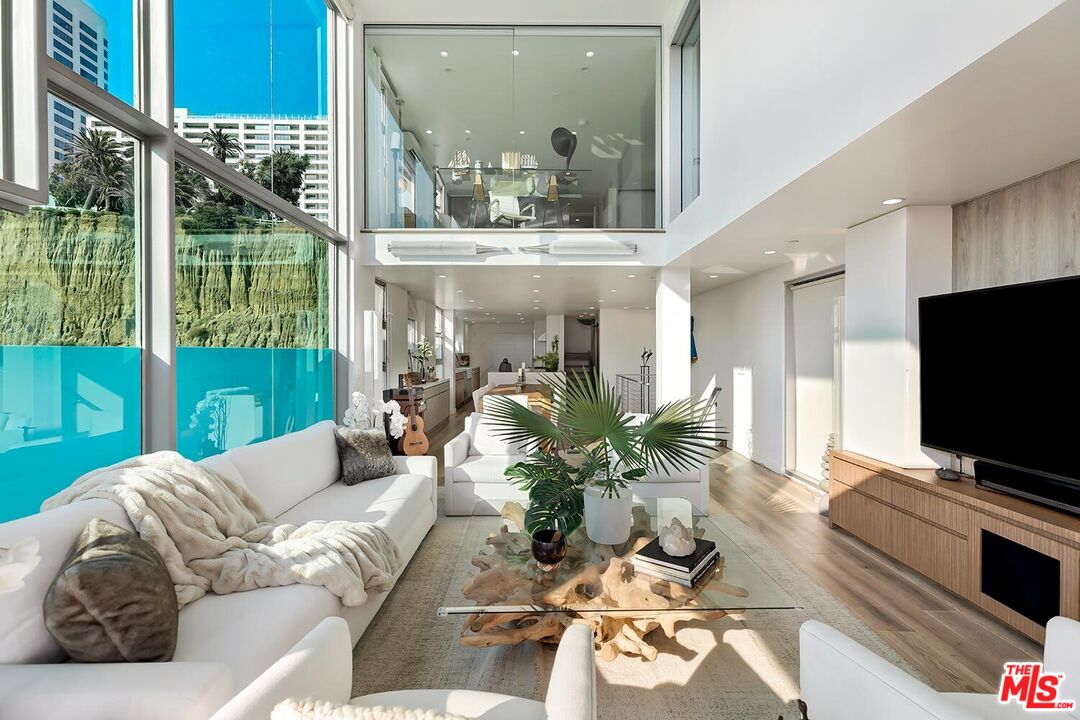 1255 Palisades Beach Rd