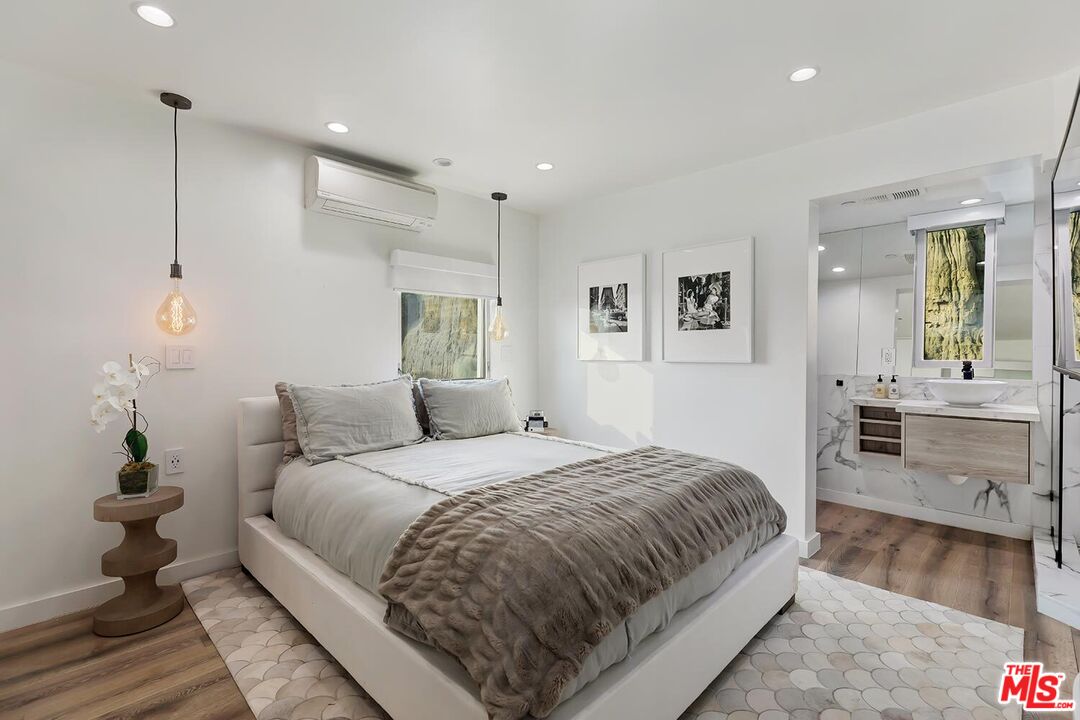 1255 Palisades Beach Rd