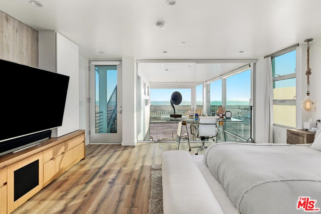 1255 Palisades Beach Rd