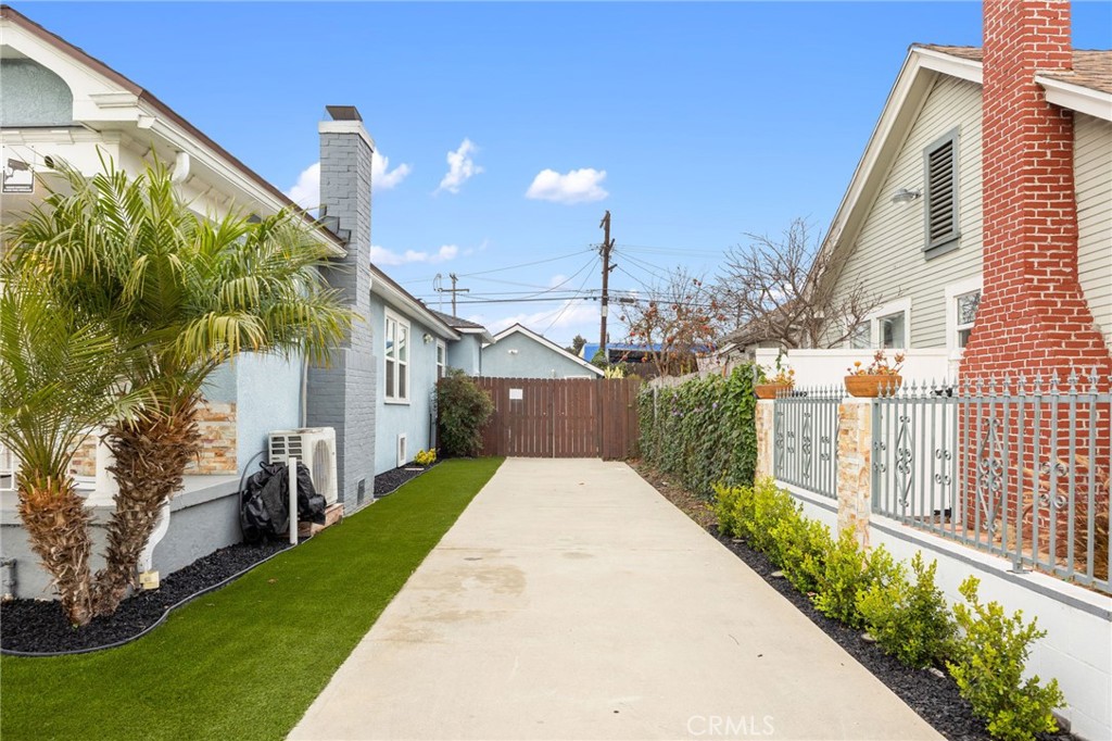 3521 W 58th Place
