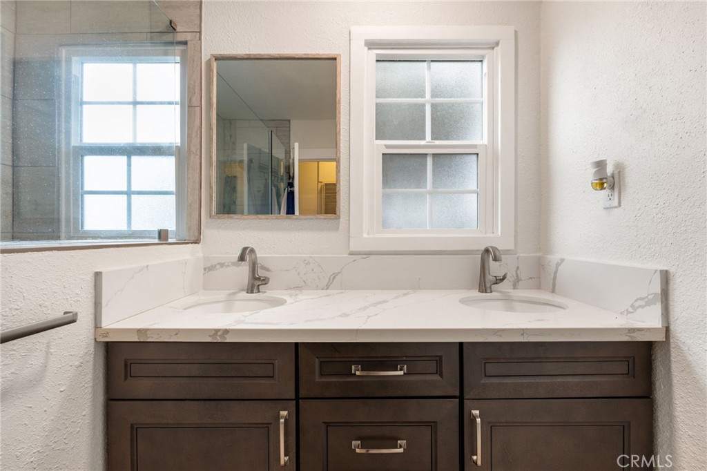 3521 W 58th Place
