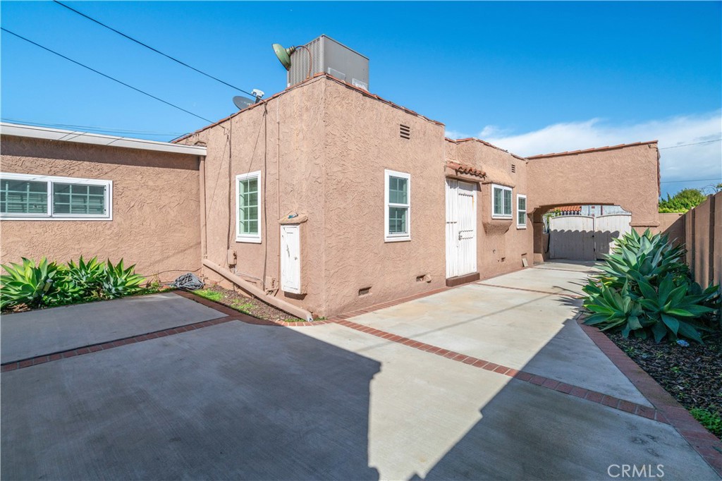 8319 S Van Ness
