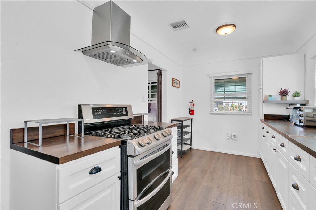 8319 S Van Ness