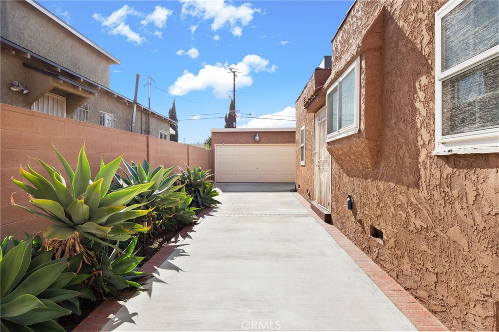 8319 S Van Ness