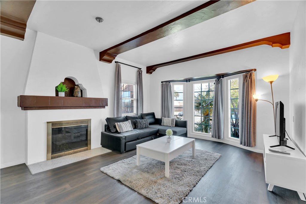 8319 S Van Ness