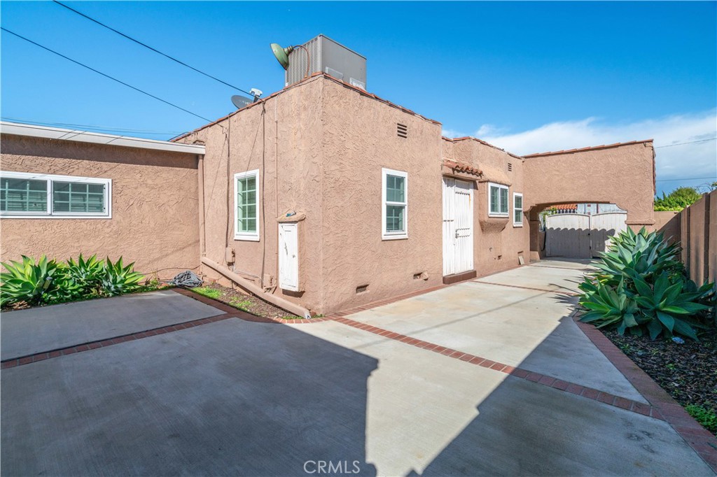 8319 S Van Ness