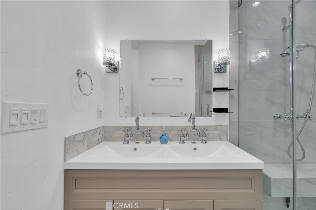 8319 S Van Ness