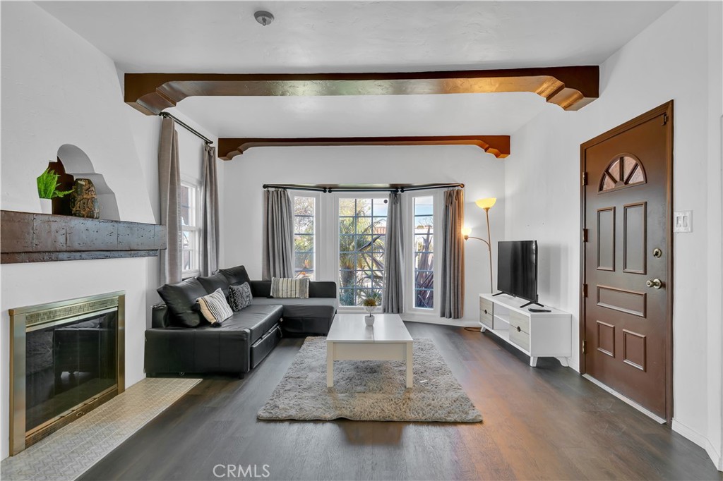 8319 S Van Ness