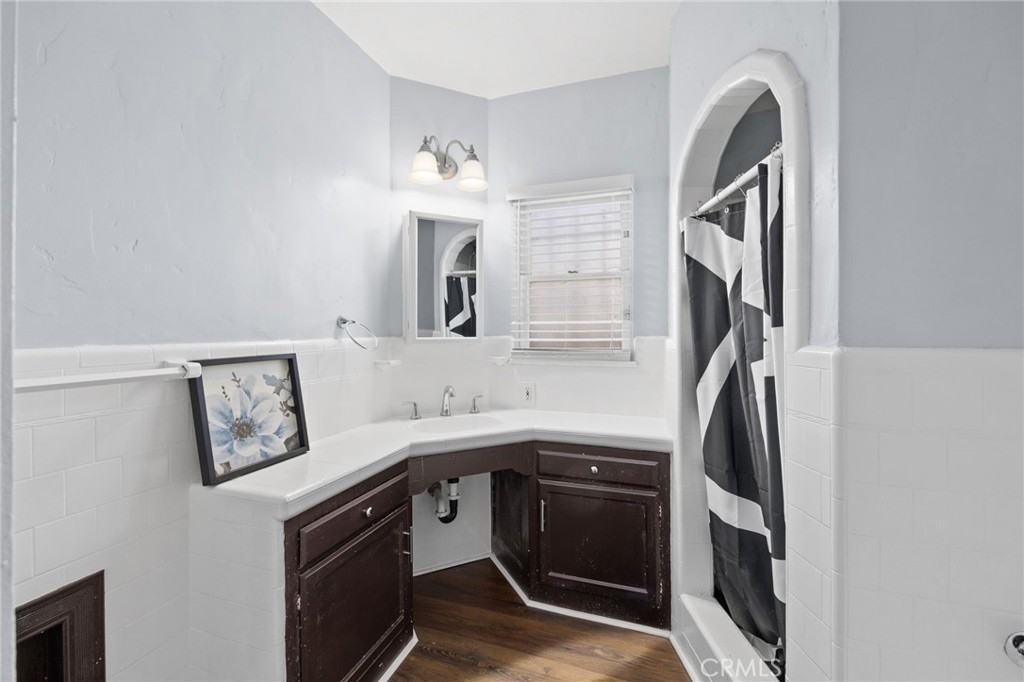 8319 S Van Ness