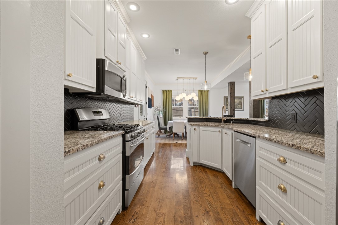 1403 Crestwood Drive