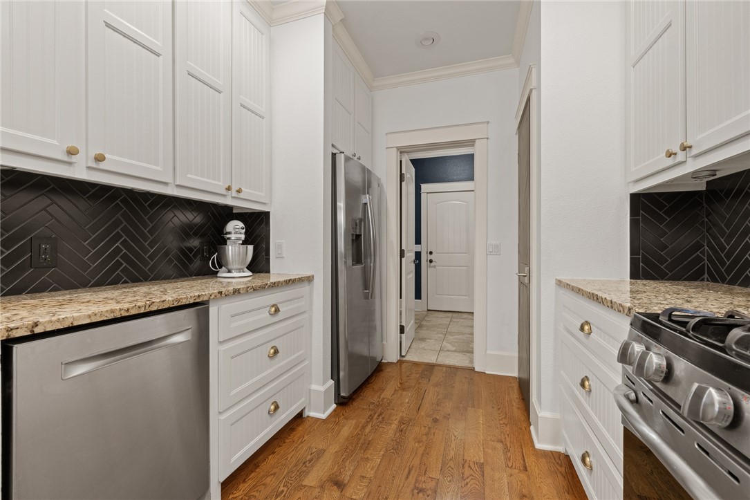 1403 Crestwood Drive