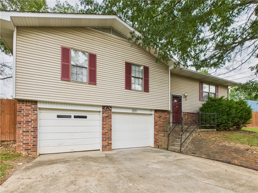 875 Meadow Lane