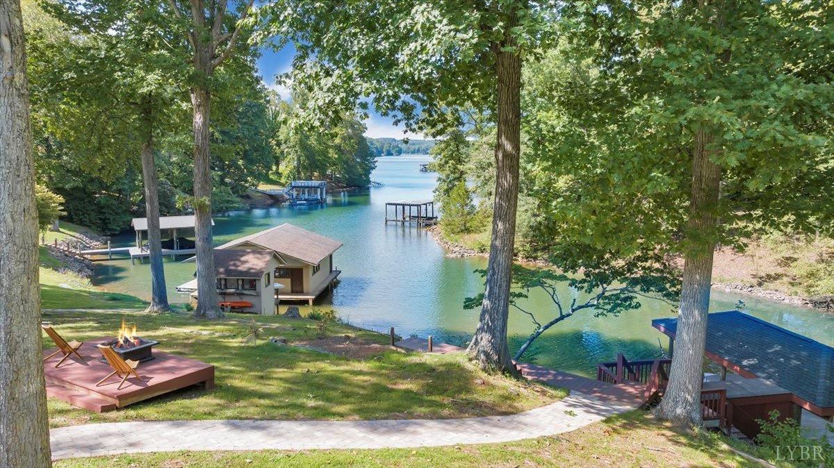 684 Lake Park Dr