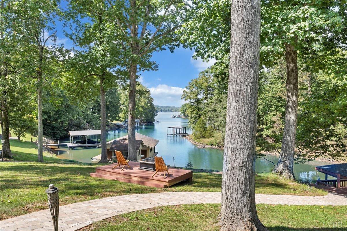 684 Lake Park Dr
