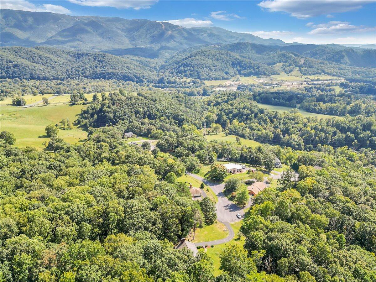 7011 Malinda RD