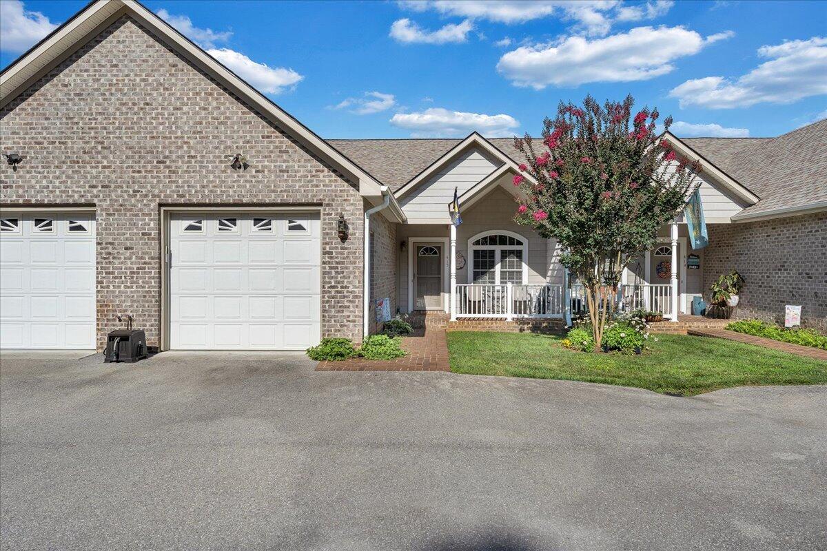 415 Heather LN