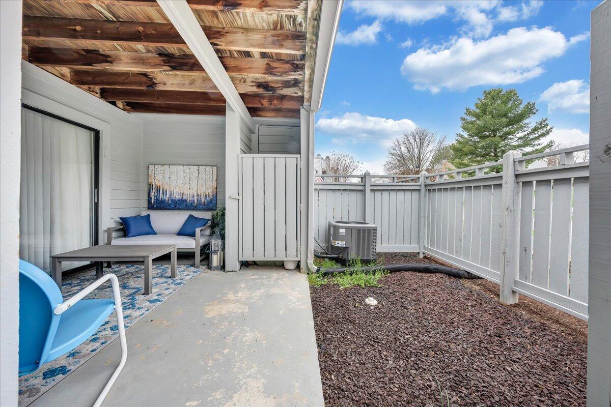 2327 Wood Gate LN